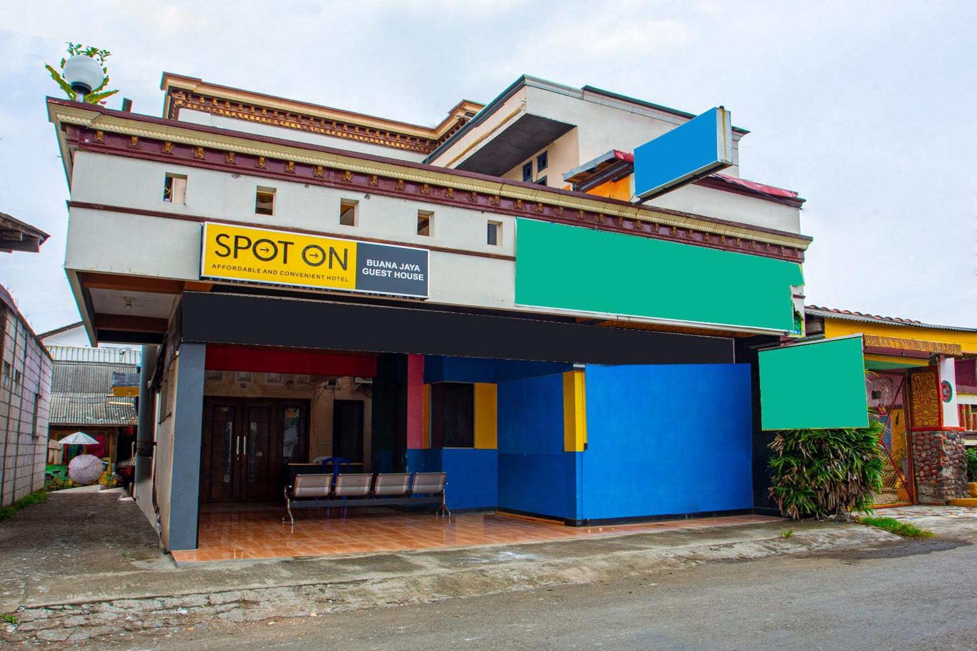 Spot On 2473 Buana Jaya Guest House Cilacap Exterior photo